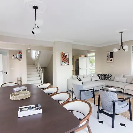 Spacious Exquisite 5br With Private Pool Вилла