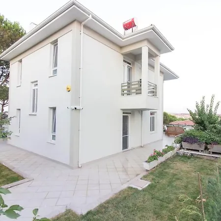 Spacious Exquisite 5br With Private Pool Айвалык