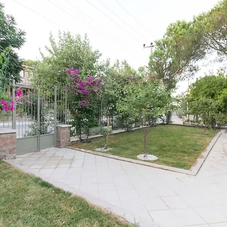 Spacious Exquisite 5br With Private Pool Вилла