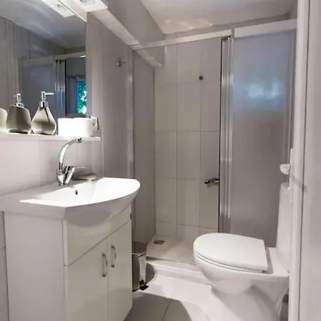 Spacious Exquisite 5br With Private Pool *