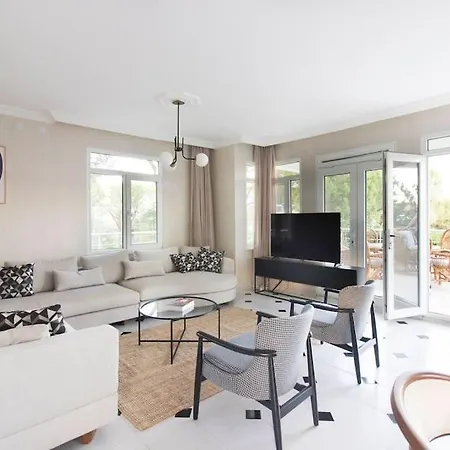 Spacious Exquisite 5br With Private Pool *