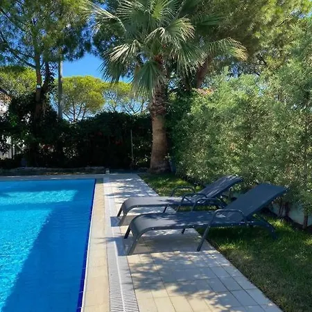 Spacious Exquisite 5br With Private Pool *